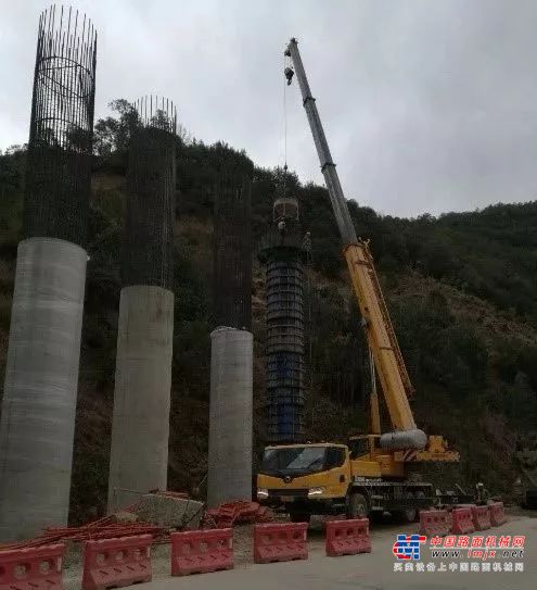 铺路架桥哪家强？徐工25吨起重机超强组合开工忙！
