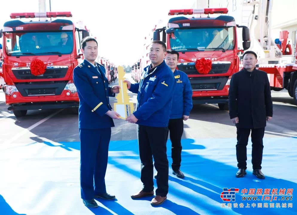 再露锋芒！徐工消防车批量发车！