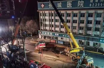 第一时间！青海西宁路面塌陷事故徐工起重机紧急驰援