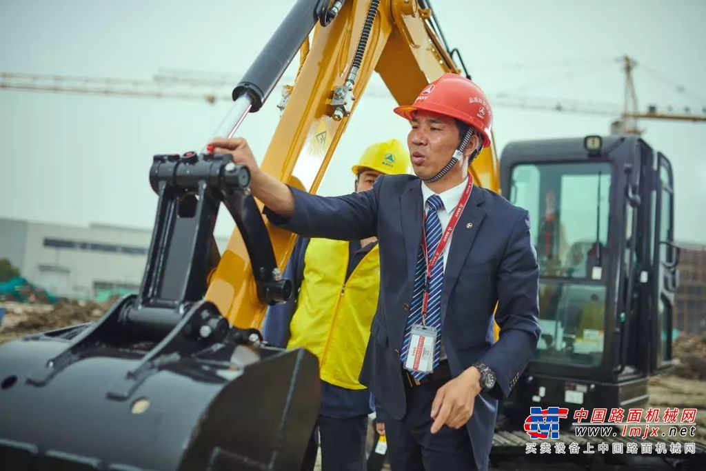 20年“老机手”！上央视开挖机爬铁塔！三一新晋网红究竟是？