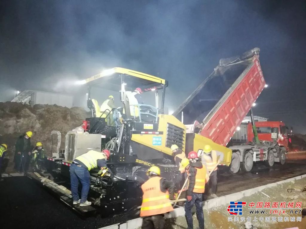 奋战西安“小汤山”丨三一路面机械设备彻夜抢筑生命之路