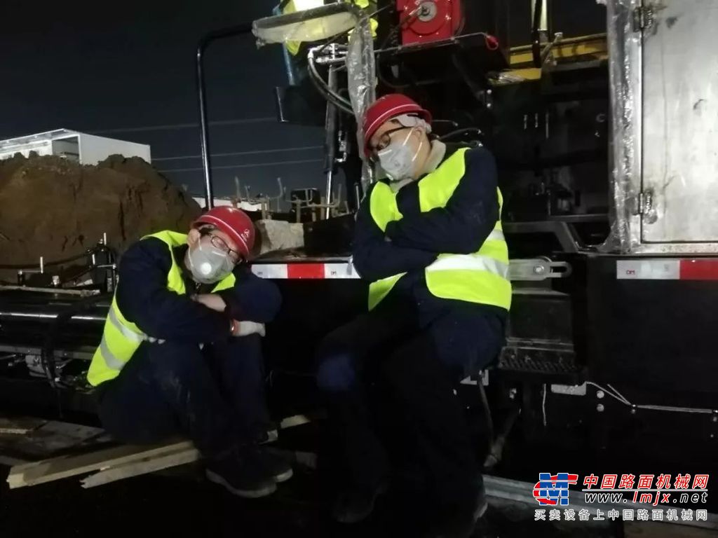 奋战西安“小汤山”丨三一路面机械设备彻夜抢筑生命之路