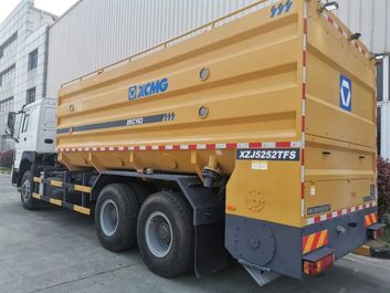 满产高产 | 徐工XKC粉料撒布车助力国家高速公路建设