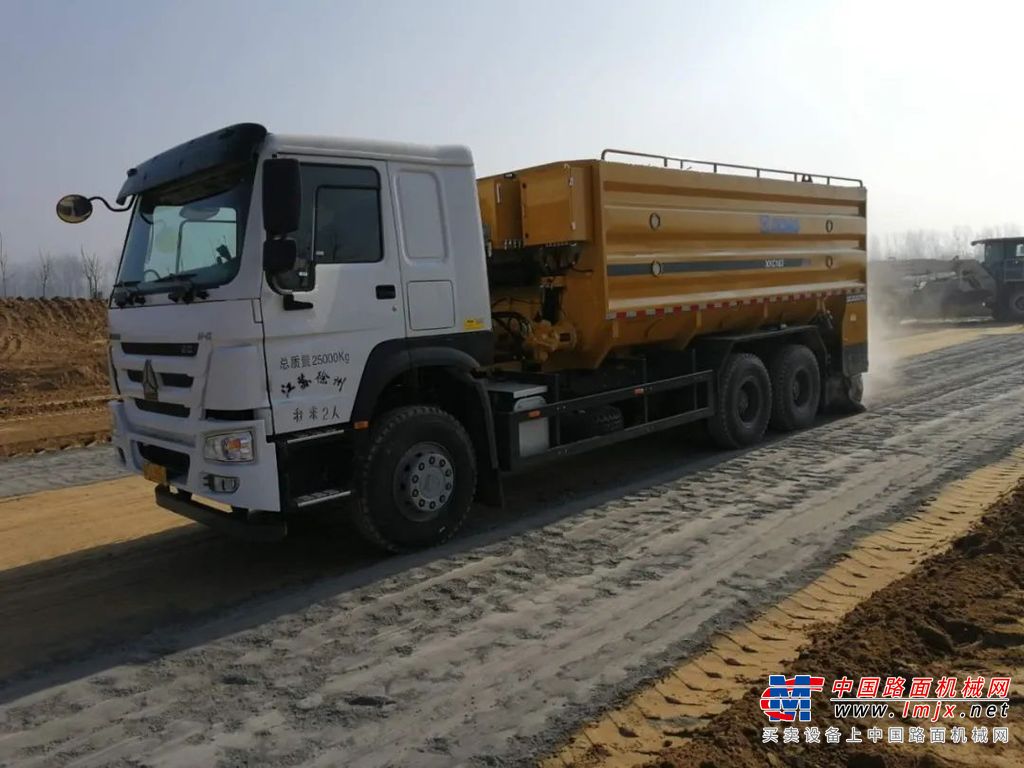 满产高产 | 徐工XKC粉料撒布车助力国家高速公路建设