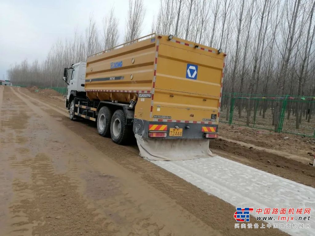 满产高产 | 徐工XKC粉料撒布车助力国家高速公路建设