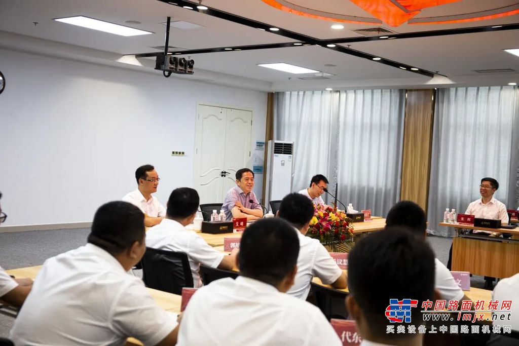 期间，向文波谈到，“文化如同灯塔，指引人们前进的方向。”三一在短短三十年里，从一个名不见经传的民营企业，做到今天国内领军，全球领先，中国首家过千亿的行业企业，其中最重要的原因就是强大的三一文化。