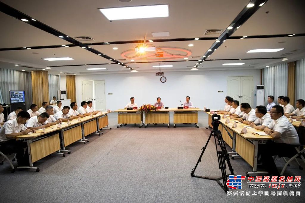 	他说，三一集团从创立之初，就提出了“创建一流企业，造就一流人才，做出一流贡献”的愿景，“三十年来，‘三个一流’如同灯塔指引着我们前进的方向，而‘品质改变世界’则是我们的使命。”