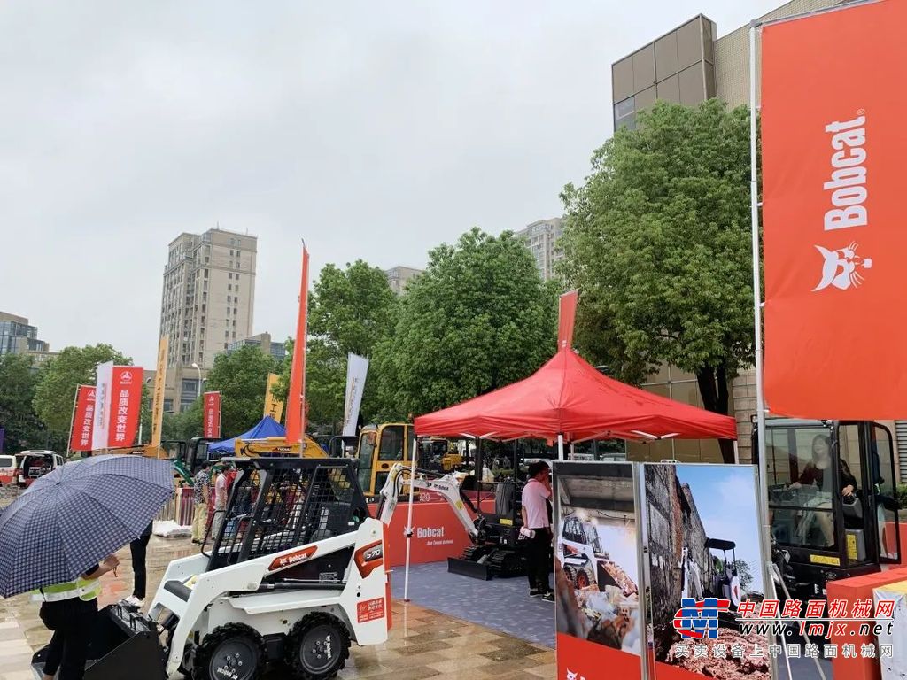 	据前线小伙伴们传来的消息，展台已经搭建完毕，让我们一起“探班”现场吧！