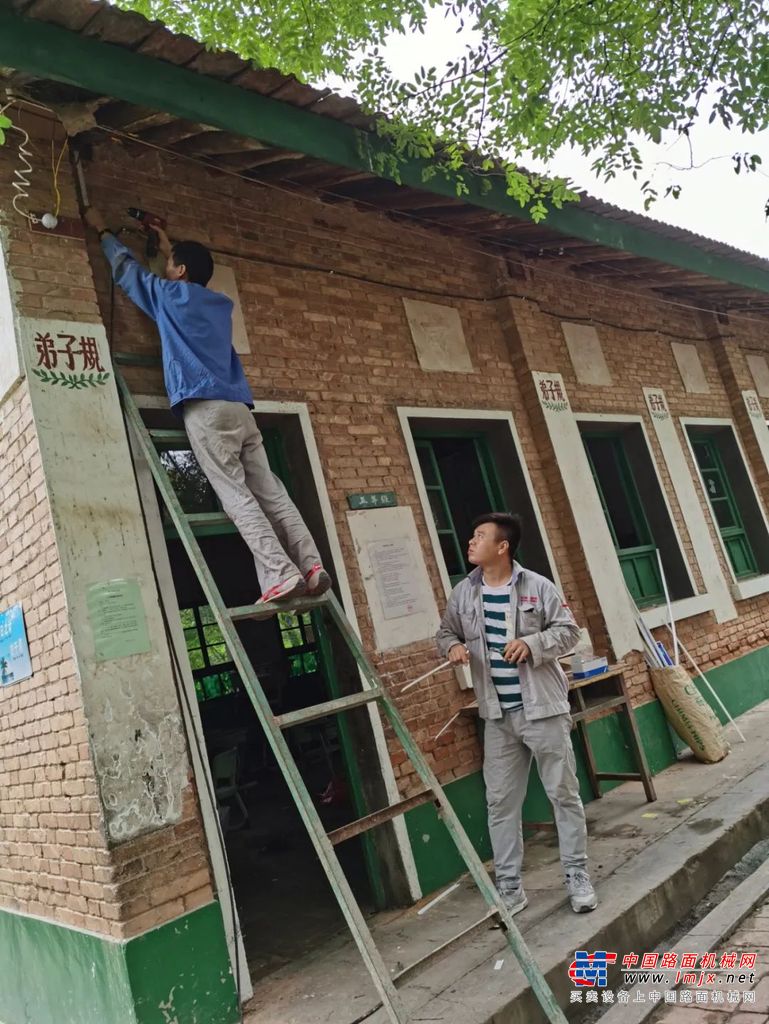 这里的教室大都是三十多年前初建时的样子，颓圮的墙上仍残留着某次漏雨的印迹。阴天时室内昏暗，老旧凌乱的线路，和照明演化史展览般的各色灯具，更增添了几分隐患。易法公益活动参与者对这些情况，看在眼里，记在心里。