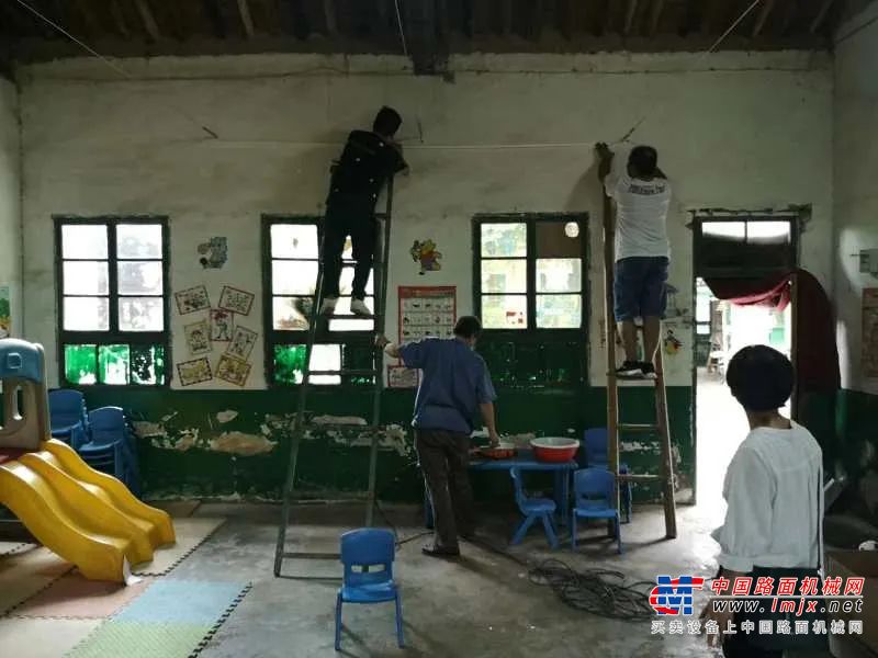 	泾阳县龙泉乡龙泉明日实验小学是一所全日制民办寄宿学校，由老校长牛勇于1988年创办。现有在校生二百余人，以留守儿童、单亲家庭、贫困学生为主。学校创办至今，始终结合当地群众的实际情况和收入水平，坚持“公益性”、“低收费”原则，已累计培育万余名适龄儿童。老校长曾骄傲的介绍：“我们每个孩子每天只收十块钱的伙食费，不靠这个盈利”。