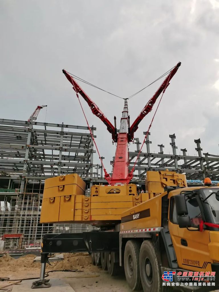 	“14、15年，国内不少厂商为了刺激消费，压低利润空间，这一举动让许多同行去买了新车，但在大环境的影响下，业务并不好做，‘熬’是那年的关键词。如果当时买新机，供车压力很大，二手机就不一样了。有些同行熬不住，纷纷卖车，这就是我们进场的好时机。”