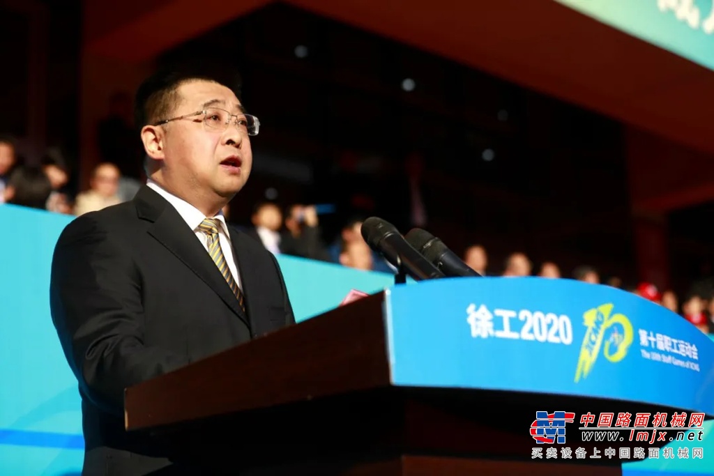开幕式上，“企业文化展演”环节掀起第一个高潮。激情活力的职工，磅礴壮观的场景，意蕴深远的内涵，高标准、高水平的演出掀起现场一波又一波热浪。