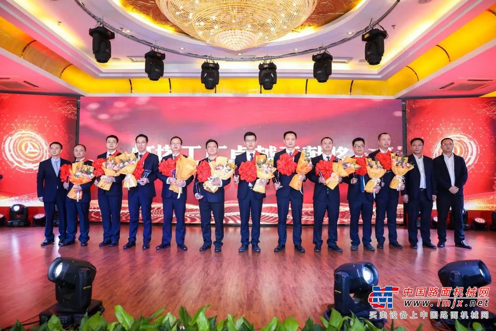 	三一集团董事、执行总裁易小刚先生表示，三一集团第一个灯塔工厂圆满达产，这是三一集团标志性的里程碑。18号厂房灯塔工厂建设，为三一集团整个智能制造上一个新台阶打下了基础，留下了宝贵的经验。三一集团未来的智能制造，不是可有可无的事，而是要形成三一集团在中国，乃至全世界的核心竞争力，智能制造必须要做。今天的庆功宴，是对过去一年成绩的肯定，未来还要完成灯塔工厂2.0、3.0的建设，全面实现智能化工厂、无人化工厂。