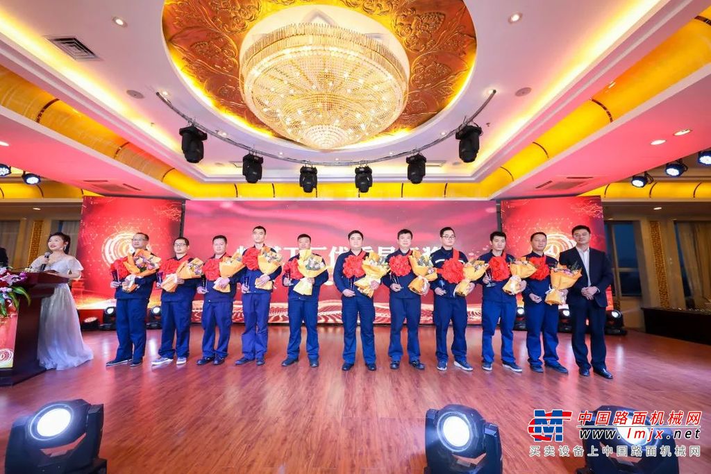 	泵送事业部CEO向儒安先生致祝酒辞，回顾灯塔工厂建设一路走来的艰辛。作为行业内首个灯塔工厂，在技术上没有先例，亦无参考对象。为实现灯塔工厂既定目标，泵送组建工艺团队，经过2个月夜以继日的考察学习、研讨、现场反复论证，敲定技术方案。无论是春节假期，还是疫情期间，灯塔工厂的建设从未停止前进。在达产攻坚阶段，无数人不眠不休奋战一线，将一个个不可能变为可能。最后，他高举酒杯，与台下嘉宾一起，共敬2.0超级工厂的未来。