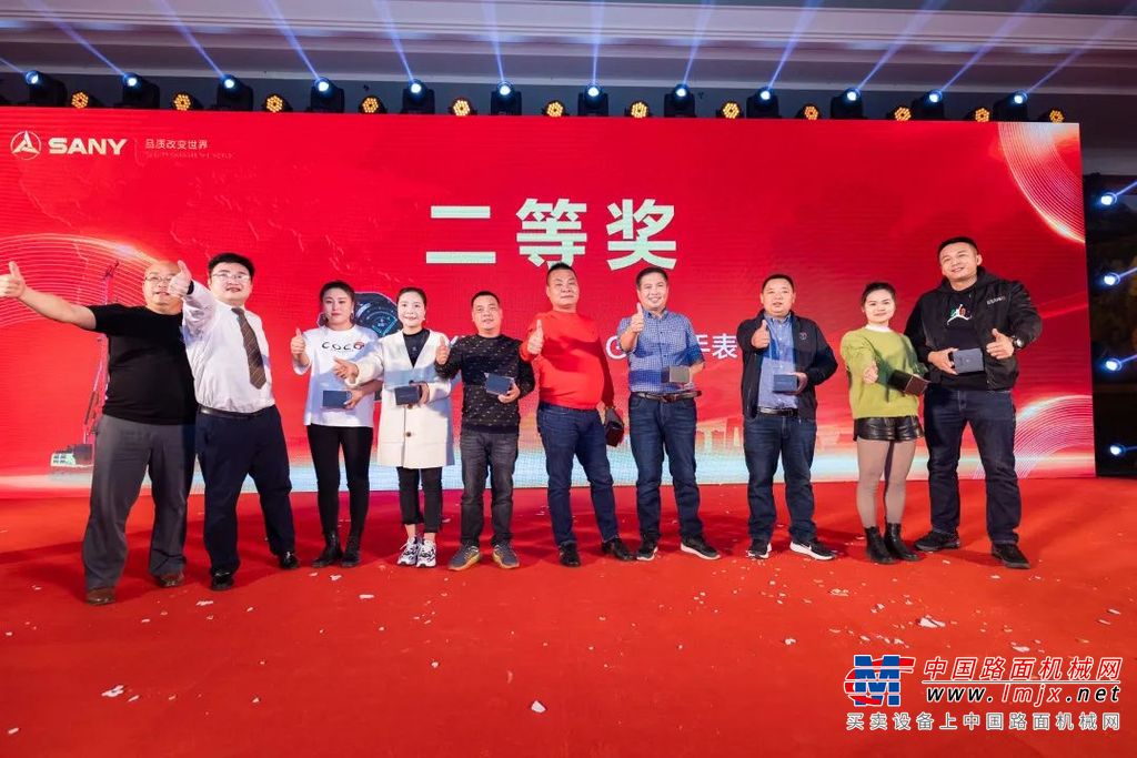 作为行业领军企业，三一智造始终不负客户众望，为满足市场需求不断的为广大客户提供着高品质、强效能的高质量产品。在随后进行的新品发布仪式上，北京三一智造隆重发布了七款三一旋挖钻新品，七款新品包括：施工高效、带杆运输的SR165；工民建首选、甩土高效的SR265；全套管、低净空、稳定大三角的SR400RW；全新580钻杆、入岩强化的SR405HK；全新580钻杆、13米卷扬加压的SR405RW；一机三工法、模块化拓展的SR235M和入岩型多工法钻机的SR285RM，进一步加深了客户对三一新品旋挖钻机“可靠、智能、高效”特性的理解。