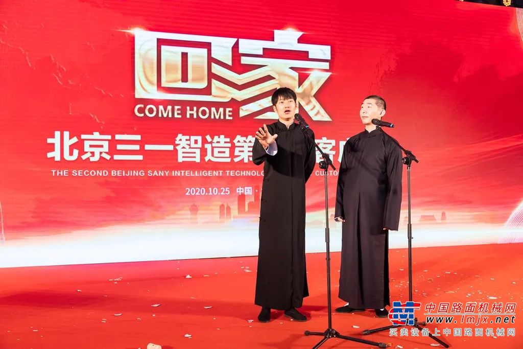 北京三一智造研究院副院长王龙刚先生为客户介绍旋挖钻新品