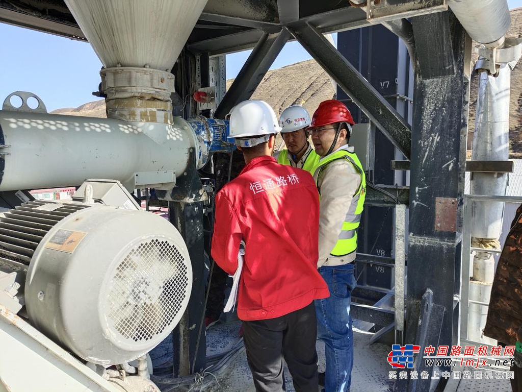 	甘肃恒捷路桥养护科技有限公司是甘肃公路交通建设集团旗下子公司，于2019年购买南方路机GLB4000型沥青混合料搅拌设备，该设备自投产以来累计运行1844小时，共生产29万吨沥青混合料。巅峰时设备连续运行26.5小时，生产沥青混合料超过5500吨。目前，除了成品仓小车的耐磨衬板更换之外，设备尚未出现更换其他部件的情况，且设备已为恒捷路桥在G215柳敦项目做出了重要贡献。