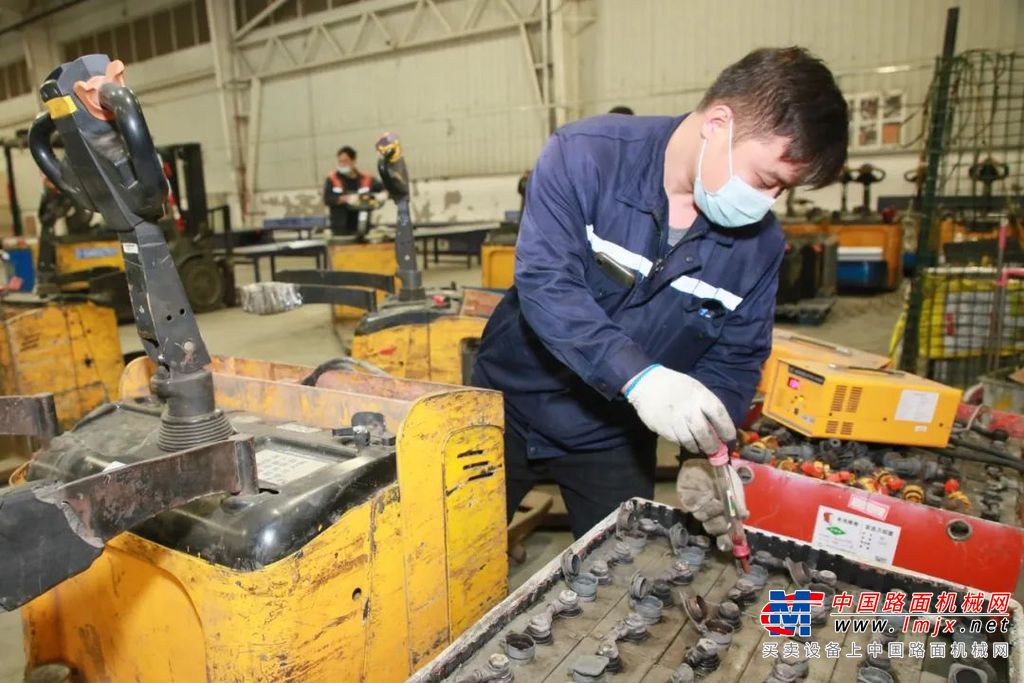 德邦老员工对柳工仓储车的评价集中体现在驾驶轻松、省力等方面。老员工杨师傅告诉记者，柳工仓储车根据德邦使用工况，对车内结构进行了强化处理，启动速度快，爬坡能力强，转向平稳，操作灵巧，长时间操作也不会感到疲劳，与其他品牌产品比，操作柳工仓储车最大的感受就是平稳、舒适。