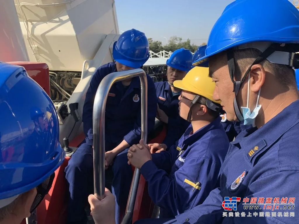 授课中，公司相关技术培训讲师利用多媒体课件向学员们详细讲述了关于液压系统、电气系统、消防系统的理论知识以及国内外举高类消防车技术现状及发展趋势，以形象直观的授课方式，调动了大家的学习积极性。课后，学员们与培训师积极互动，虚心求教，解决了长期困扰学员们的疑惑，使大家受益匪浅。