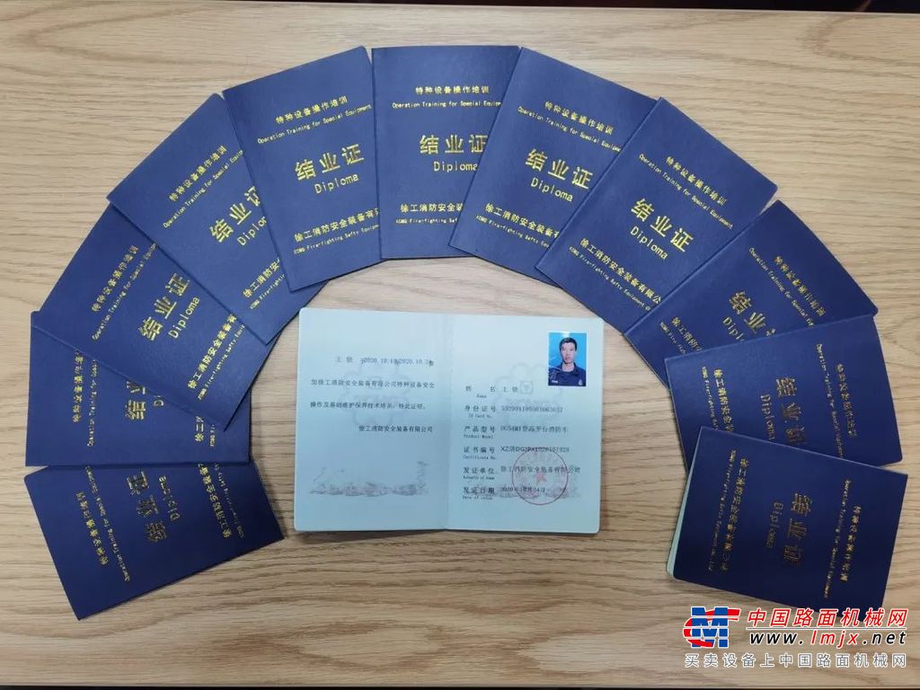 培训师向学员们现场讲解、示范工作平台的展开、作业面的变更，手把手指导培训进行实地操作，对操作有误的地方进行了细致的讲解、演示，使指战员更好地熟悉、掌握了举高喷射消防车的操作方法。