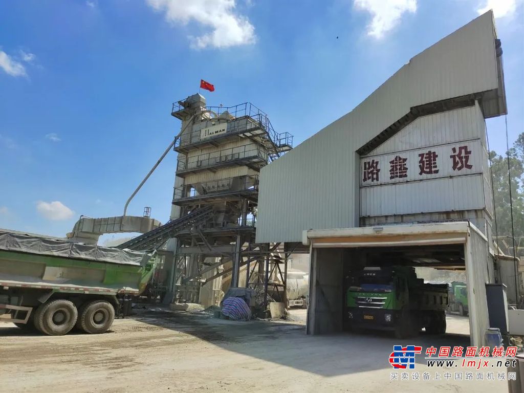在九年的使用期内，南方路机LB3000型主要用于租赁业务，目前累计生产近一百万吨，每小时生产量仍可达160吨左右。设备平均每年搬迁一次，在频繁的搬迁下，南方路机LB3000型沥青混合料搅拌设备经受住了考验，给客户留下了深刻的印象。