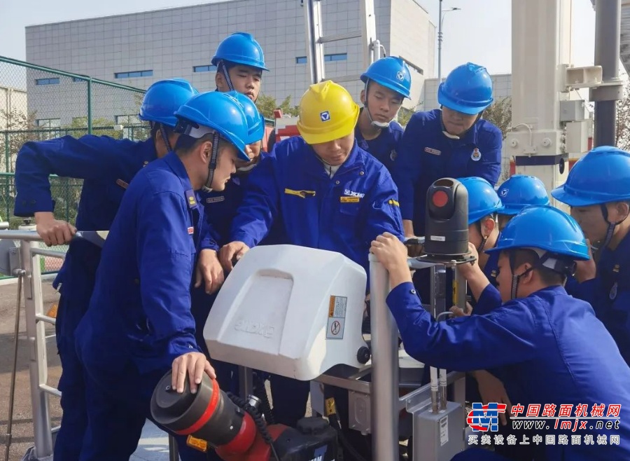 培训期间，学员们参观了公司的生产现场，详细了解了生产车间的各个生产线，对举高类消防车辆的构造有了初步的了解，为下一步的工作开展奠定了良好的基础。