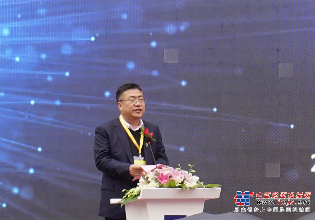 	中国国机重工集团有限公司总经理王伟炎在致欢迎词中提到，国机电动工程机械产品是依托国家重大战略工程“川藏铁路”项目，根据高原隧道施工的特点以及对关键施工设备的特殊要求而开发，国机集团对此项目高度重视，将其纳入重大科技专项进行管理，并给予专项研究经费支持。最终，经过三轮样机的试制、改进和2000小时的高原隧道施工工况的实际考验，圆满完成了各项工业性试验考核。