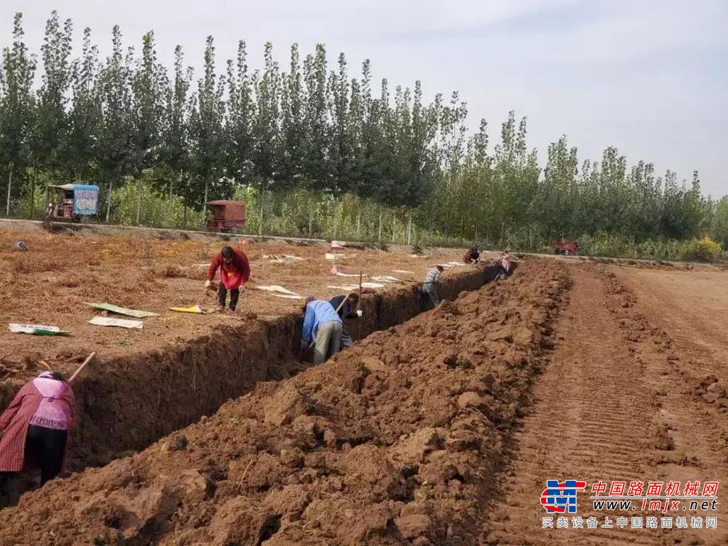 	村民将柳工挖掘机开到地里，他们说曾经用铁锹人工刨土，一亩地要挖十几天，现在省力多了，不到一天就能挖完一亩地。