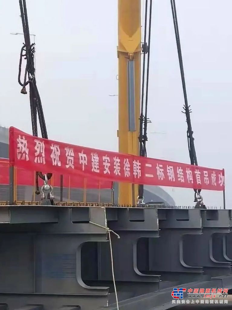 	近期徐工推出可类比歼20战斗机战斗编队的200吨级系列产品XCA200、XCA230、XCA260，编队间协同作战，战斗力爆棚。这些架桥利器，200吨级无敌手，各个都能抗一片天，如果项羽当时拥有这样的“三机编队”，那他建设几座立交桥，也不是不可能！即使不建桥，把吊车当战车，谁能匹敌？
