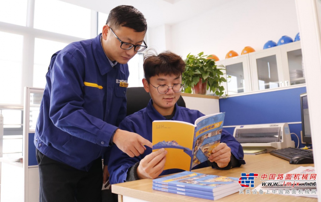 王书记催人奋进的讲话激发了徐工消防全体干部职工的学习热潮，公司各党支部迅速行动，第一时间传达王书记的讲话精神。