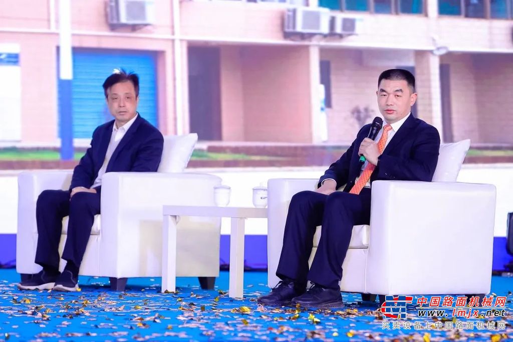 	回忆往昔寄语未来黄敏回顾了柳工东部研发制造基地10年发展历程。他表示，柳工东部研发制造基地后期将继续以务实的工作作风，敢于挑战，勇于变革，成就柳工东部研发制造基地的超常规发展，做国际化柳工的奋斗者，为常州明星城的建设贡献柳工力量！