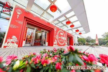 今朝同饮庆功酒，三湘云月一帆开！