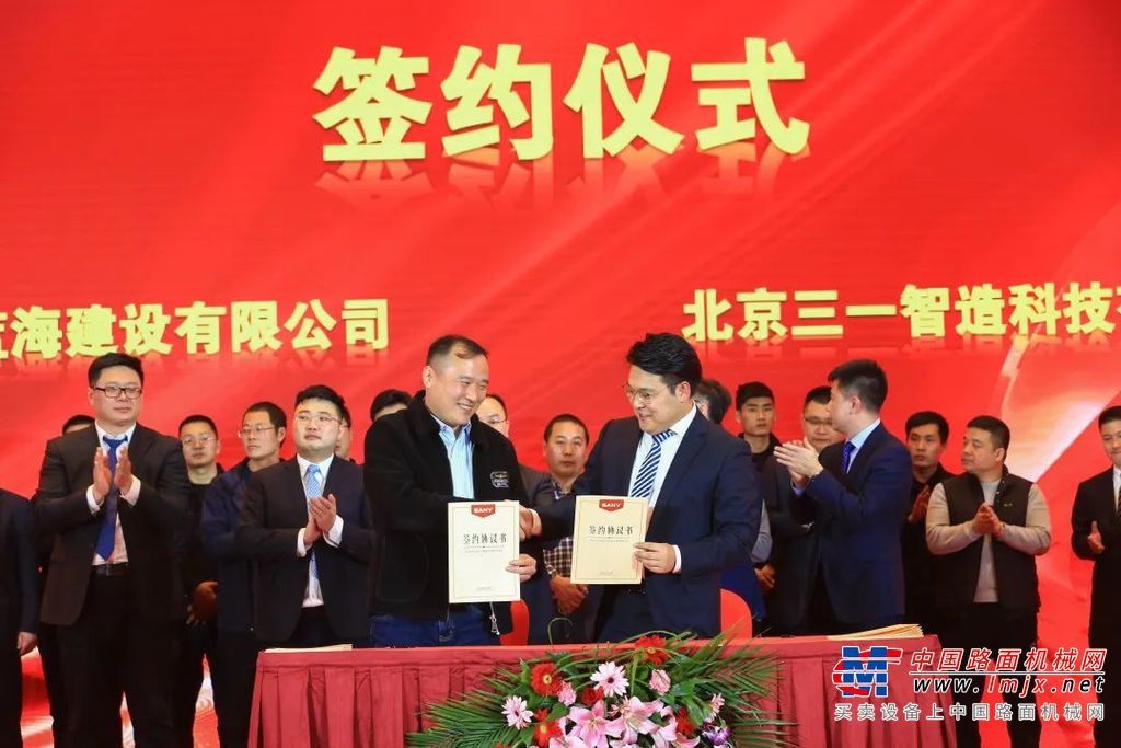 	我坚信，北京三一智造一定能够抓住新的发展机遇，为广大客户朋友提供更多、更高效、更优质、同时也更具价值的产品，为中国贡献一个世界级的桩工机械品牌！”黄秘书长在致辞中表示。
