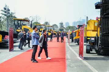 三一“大黄蜂”燃动全国，路机春季订货会火热进行中
