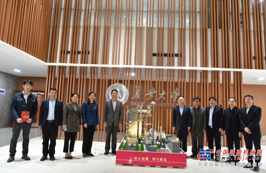 杨向阳董事长为沙爱民校长介绍产品模型
