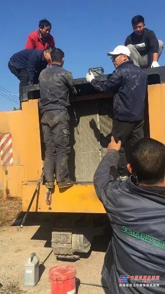 而突然响起的电话铃声又平添了傅工的焦虑，“我的4.5米摊铺机料斗油缸支座掉下来了，设备还急着要施工，快来帮忙看看呀”，客户焦急地说着，傅工只能先安抚客户情绪：“您别着急，我们这边一定以最快的速度为您解决故障，烦请您先耐心等待一下”。因来电客户急迫需要维修，傅工权衡后联系服务经理，同客户荣晟达沟通压路机先进行施工，后续再进行排查。