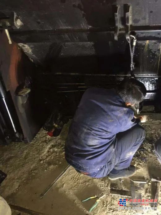 	2021年2月10日清晨，伴随着闹钟的铃声，傅工迅速洗漱完毕，开始一天的服务工作。“上午要赶快去江苏意盎然交通工程有限公司处，该客户反馈摊铺机熨平板不加热，检修完毕后再去其他客户处完成技改订单”，傅工在心里默默盘算着。