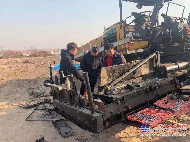 维修完毕已接近中午，傅工刚准备随便吃口饭，突如其来的一个召请订单却打乱了他的计划：一台来自泰州荣晟达建设有限公司的压路机无行驶和振动，需要傅工前去检修。傅工来不及进餐，一路飞驰至客户处。因同该类型压路机接触较少，傅工对于内部路线不太熟悉，但依旧丝毫没有犹豫地开展了排查工作，为保证维修的精准度，傅工仔仔细细地排查故障，终于在两个多小时后排除掉压路机无法行驶的故障，但无振动问题仍无法寻找到，眼看着天渐渐变黑，傅工心里乱成一团。