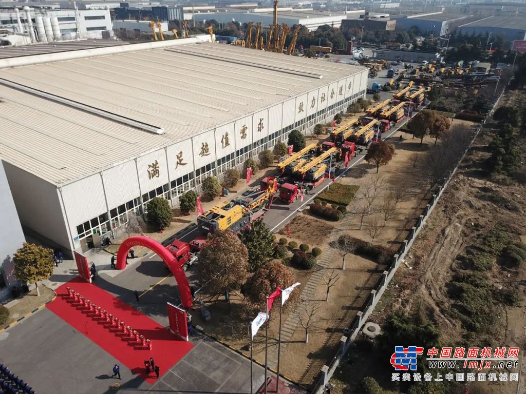 	到任后，他以其独有的市场洞察力和深厚的技术积淀，找准国内道路稳定土层摊铺施工工艺和设备的空缺，果断推出稳定土摊铺机，一举开辟了徐工摊铺机的市场地位，同时还将我国高等级公路的路基施工技术推向了一个新的高度。随后他又组织研制了另一个拳头产品RP1250摊铺机，并获得了当时中国摊铺机有史以来的最高奖项--中国工程机械科技进步一等奖。2000年，徐工摊铺机一举跃居国内摊铺机行业龙头地位。