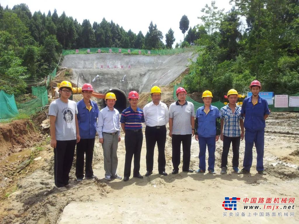 	在不断熟悉“两钻”产品的过程中，他总结摸索出了一套以市场为驱动的工程机械产品逆向研发管理模式，最终实现将适销对路的新产品迅速推向市场，并同时完成市场培育，新品快速上量，在短时间内占领市场。