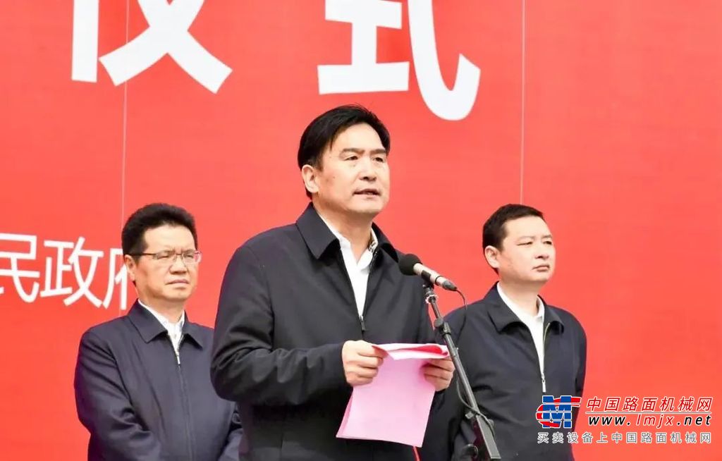 据悉，本次集中开工项目15个，总投资100.75亿元，涵盖高端装备与智能制造、新能源、半导体等产业，科技含量高、产业带动力强，以投资50亿元的徐工基础工程机械智能制造基地项目为代表。