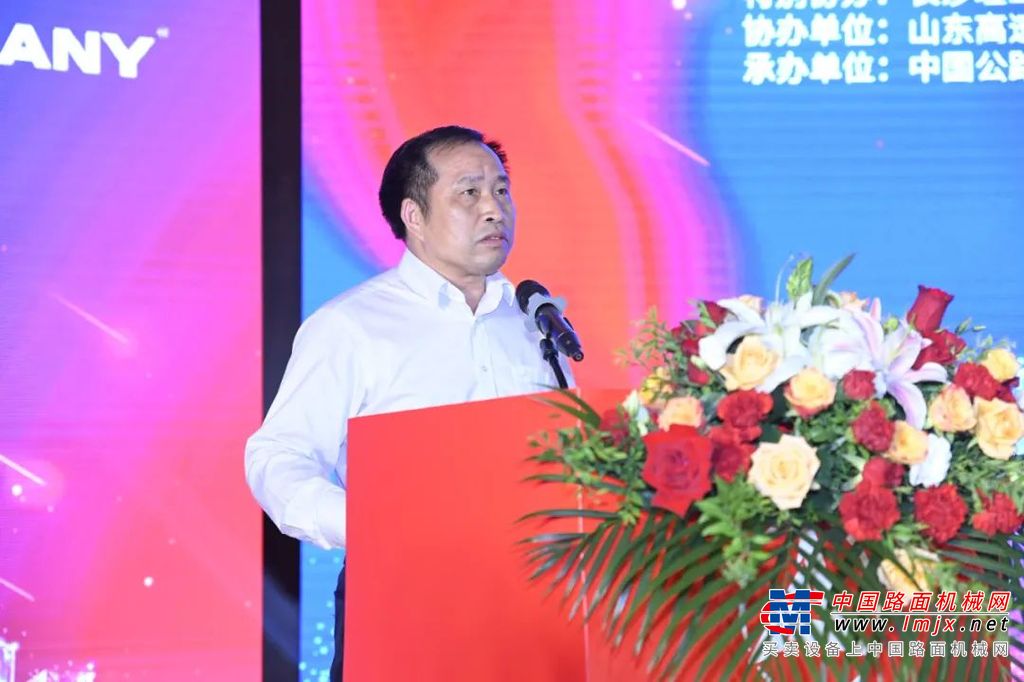 	交通运输部公路局副局长杨承进出席会议开幕式并做了题为《公路养护高质量发展思路》的讲话。中国工程院院士郑健龙，中国工程院院士王复明，日本工程院外籍院士吴智深，湖南省交通运输厅党组成员、副厅长蒋峰出席开幕式并做主旨报告。湖南省高速公路集团有限公司党委书记、董事长马捷出席开幕式并致辞。国际路联副主席、中国公路学会副理事长兼秘书长刘文杰主持开幕式。