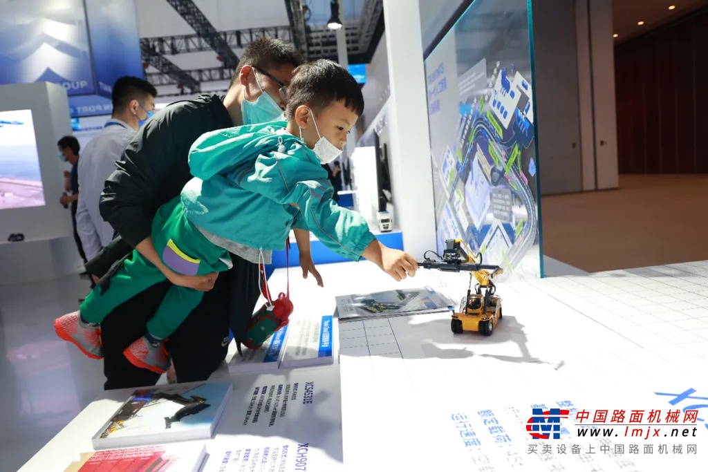伴随着中国交通运输体系向数字化、网络化融合的转变，推动港口向低碳节能、绿色环保方向发展，维护港口生态环境和可持续发展已成为港口物流运输企业下一步的布局方向。