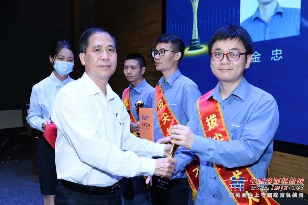 	本次大会以习近平总书记视察柳工时的重要指示精神为指引，全面总结了柳工2020年研发创新工作成果，表彰创新项目和优秀技术人才，明确下一步工作计划目标，激励全体研发技术人员不断加强攻关卡脖子难题，掌握关键核心技术，为打造世界级装备制造企业而不懈奋斗。