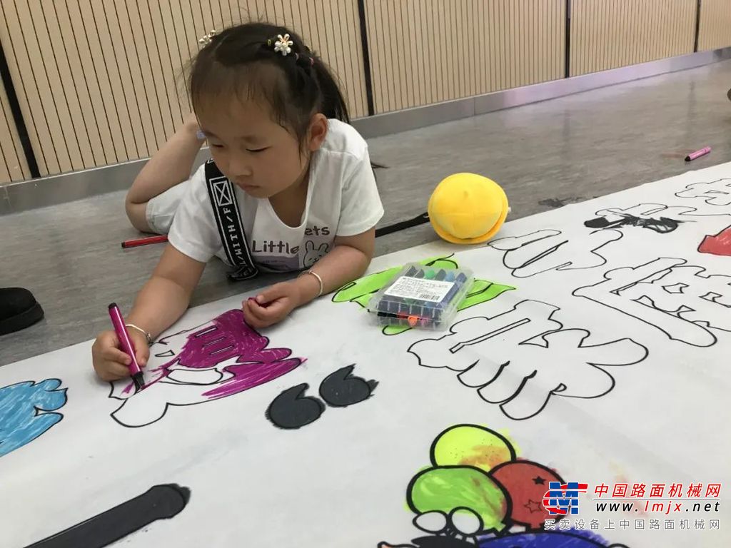 	引来了小朋友们的尖叫与欢呼