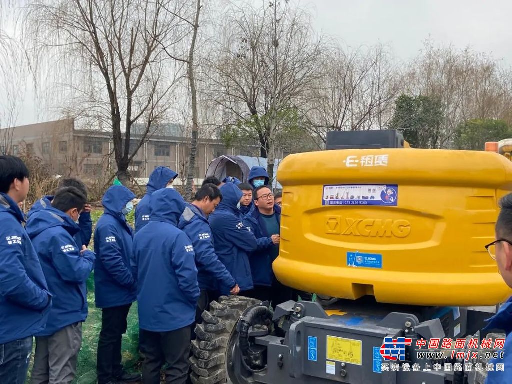 	针对产品转场率高的特点，为保障设备高效有序运行，确保一线操作者、客户维保队伍能够“常规保养天天做，基本问题能解决”，服务小分队针对客户需求开展产品操作培训。