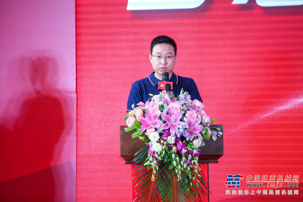 上午10时40分，营销公司总经理柴文俊先生和服务支持部部长王业明先生正式签订本次服务价值全球行的任务状。