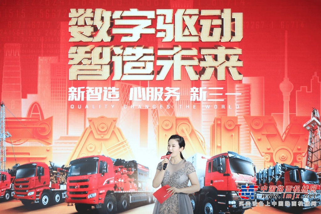 研发工程师现场介绍参展新品