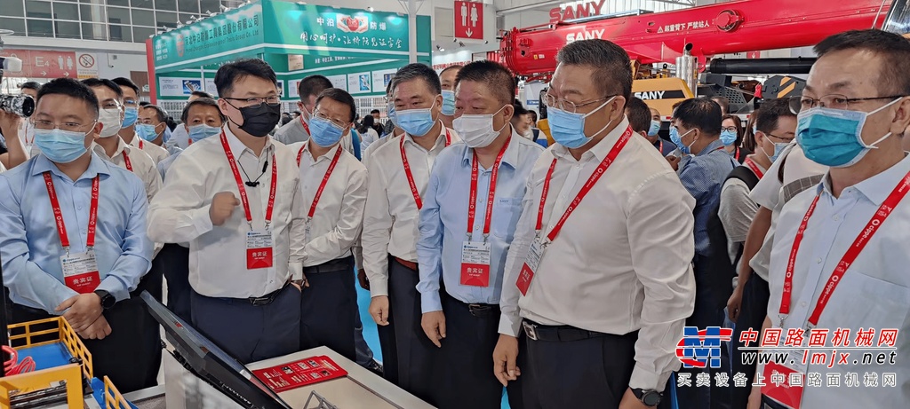 	2021年6月8日，中国国际石油石化技术装备展览会（cippe），在北京初夏爽朗的天气中盛大开幕。作为全球最大的石油展会之一，此次展会共有来自全球65个国家和地区的1800家企业盛装亮相北京中国国际展览中心。三一石油以“数字驱动 智造未来”为主题，展示了在智能石油装备及井口自动化多功能机具等方面的产品，成为本次展会的焦点。