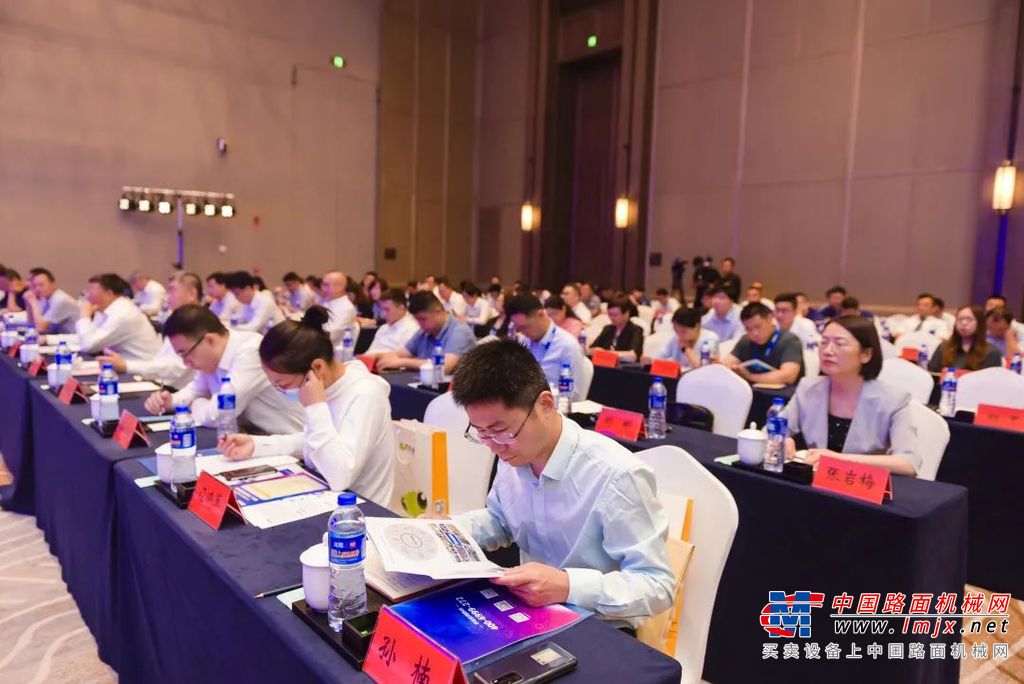 中国工程机械工业协会会长苏子孟，中国机电产品进出口商会副会长王贵清，江苏省商务厅电商处一级调研员贾绪光，徐州市商务局四级调研员范沁茹，徐州市泉山区副区长季华，江苏省商务厅一级主任科员张惟佳，徐州市商务局电商处处长孙楠，徐州市工信局信息化推进处处长邓传奇，徐州市发改委服务业处处长刘建生、徐州综保区、徐州淮海科技城领导等，以及来自中国保利、利氏拍卖、挖盟、钢甲、铁甲、阿里巴巴等企业代表，金融保险机构、商协会、驻徐高校、新闻媒体等嘉宾130余人出席发布仪式，全球11万观众通过徐工官方直播间共同见证盛典并热情参与其中。